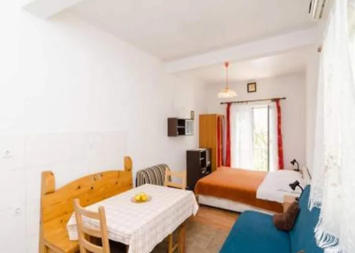 Felix Mljet - With Balcony Felix